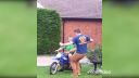 Jazda na motorke po fľaši whiskey