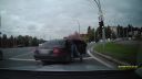 Policajti bez uniformy vytiahli zbraň