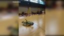 Čínski študenti zostrojili robota, ktorý vie hrať bedminton