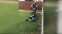 video Keď otec začne kosiť trávu...