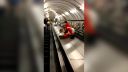 Mr. Debil sa ponáhľa na metro