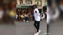 video Salif a jeho moonwalk na ulici v Paríži
