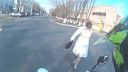 Uvidela motorkára a "padla na riť"