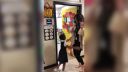 video V americkej škole si deti každé ráno vyberajú pozdrav