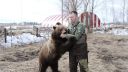 video Strážny medveď na letisku v Rusku