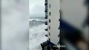 Z hotela mali turisti krásny výhľad na rozbúrený Atlantik