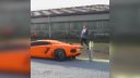 Mladík a jeho Lamborghini
