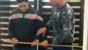 Chlapec dostal s palicou po tvari