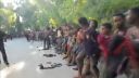Migranti čakajúci na vstup do mesta (Španielsko)
