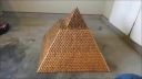 Najväčšia pyramída postavená z centoviek váži skoro 3 tony