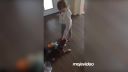 Pes skúša trpezlivosť dieťaťa
