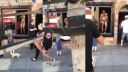 PRIDE!! Polonahý muž tancuje erotický tanec pred malým dievčaťom