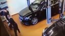 Incident s kladivom a Mercedesom