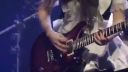 Japonka v kostýme slúžky hraje gitarové sólo.