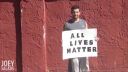 Běloch se postavil do ghetta s transparentem ALL LIVES MATTER