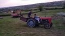 video Za volant traktora usadlo žieňa