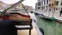 Taliansky pianista sa plavil s pianom po benátskom kanáli