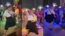 Študentka v rovnošate sa rozohnila