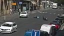 Poslíčkovi pri parkovaní ušiel skúter a nabúral do policajného..
