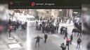 Na protestoch v Prahe si aj zatancovali.