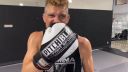 MMA zápasník vs. 35 detí