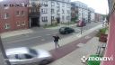 Mladý muž ušiel "Zubatej" spod kosy, auto ho minulo o centimetre