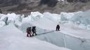 Šerpovia spadli počas cesty na Mount Everest do ľadovej trhliny