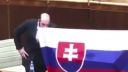 Poslanec Medvecký si utieral nos do Slovenskej vlajky