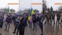 Odvážni civilisti protestujú proti okupantom