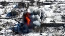 video Dron zachytil moment výbuchu ruského tanku (okolie Kyjeva)
