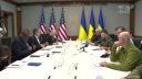Ministri obrany USA a Ukrajiny. Priateľské objatie