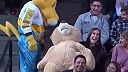 Basketbalový maskot Rocky si rád strieľa z ľudí