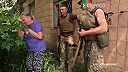 Evakuácia ranenej. Civilistka má ruku rozbitú na kašu. Lisičansk