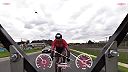 Záber z rekordu Evandra Portelu, ktorý dosiahol na bicykli rýchlosť 202 km/h