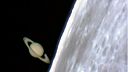 Saturn vychádza spoza Mesiaca