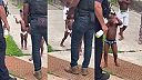 Malý chlapček z geta vulgárne nadával policajtom, tí sa len prizerali (USA)