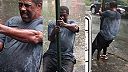 Zdrogovaný Idris Elba sa drží pevne stĺpu, aby ho nevzala voda