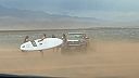 Ako chlap s paddleboardom proti vetru bojoval