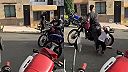 Metrový Pablo vystupuje z motorky ako pán
