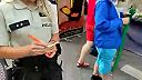 Slovák predával na trhu tričká