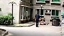 Milenec vyliezol z okna a visel na fasáde, nasledoval pád, ktorý však prežil
