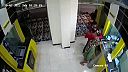 Tak ty mi nedáš peniaze? Vyhodím ti to tu do vzduchu!