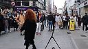 Pouličné vystúpenie narušila ryšavá bosorka
