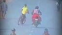 Cyklista si myslel, že je na ceste sám, zapríčinil nepeknú nehodu