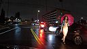 Sociálne pracovníčky ponúkajú služby na ulici Figueroa Street, Los Angeles