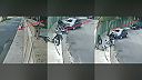 Instantná karma pre zlodejov na motorke (Drsné zábery)