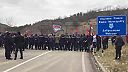 Srbi prelomili prvú líniu policajnej obrany na kontrolnom stanovišti Jarine.