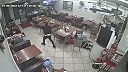S atrapou pištole prepadol reštauráciu, zákazník spravil z neho rešeto (USA)
