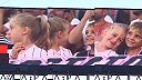 Chlapček s dievčatkom na kisscam