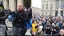 Polícia v Taliansku odovzdáva prilby